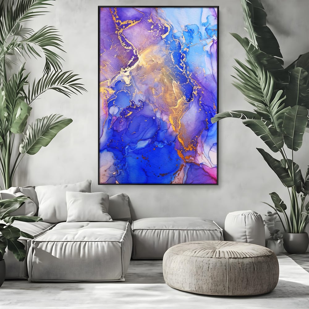 Tablou canvas cu pictura abstracta cu efect de marmura, in rama de aluminiu negru, pe perete intr-un living
